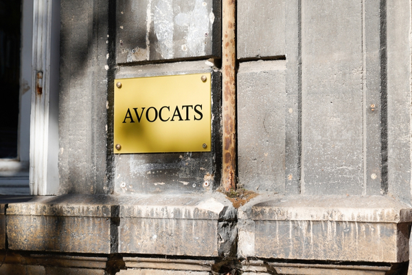 You are currently viewing Avocat et défense d’une commune : protéger ses honoraires