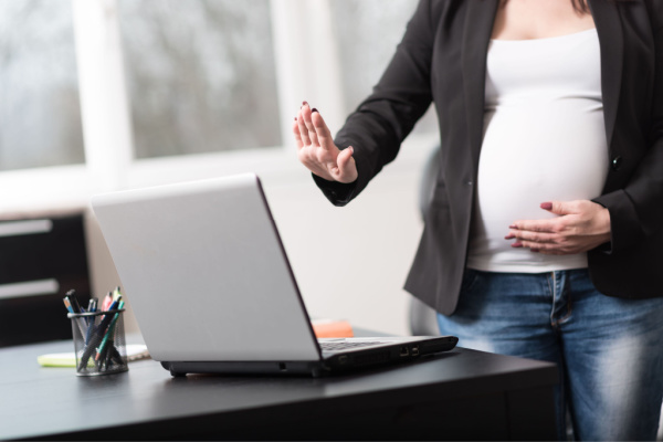 You are currently viewing Femme enceinte : le licenciement est-il vraiment interdit ?
