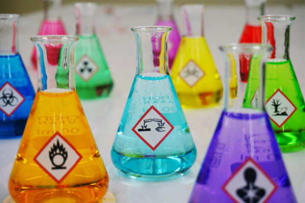 You are currently viewing Risques chimiques en entreprises : quelle prévention ?